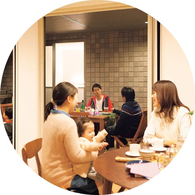 家に集まり談笑している数組の家族