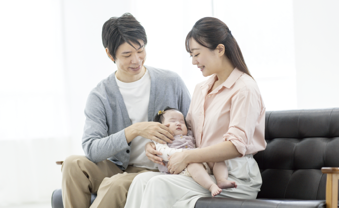 赤ちゃんを抱っこする夫婦