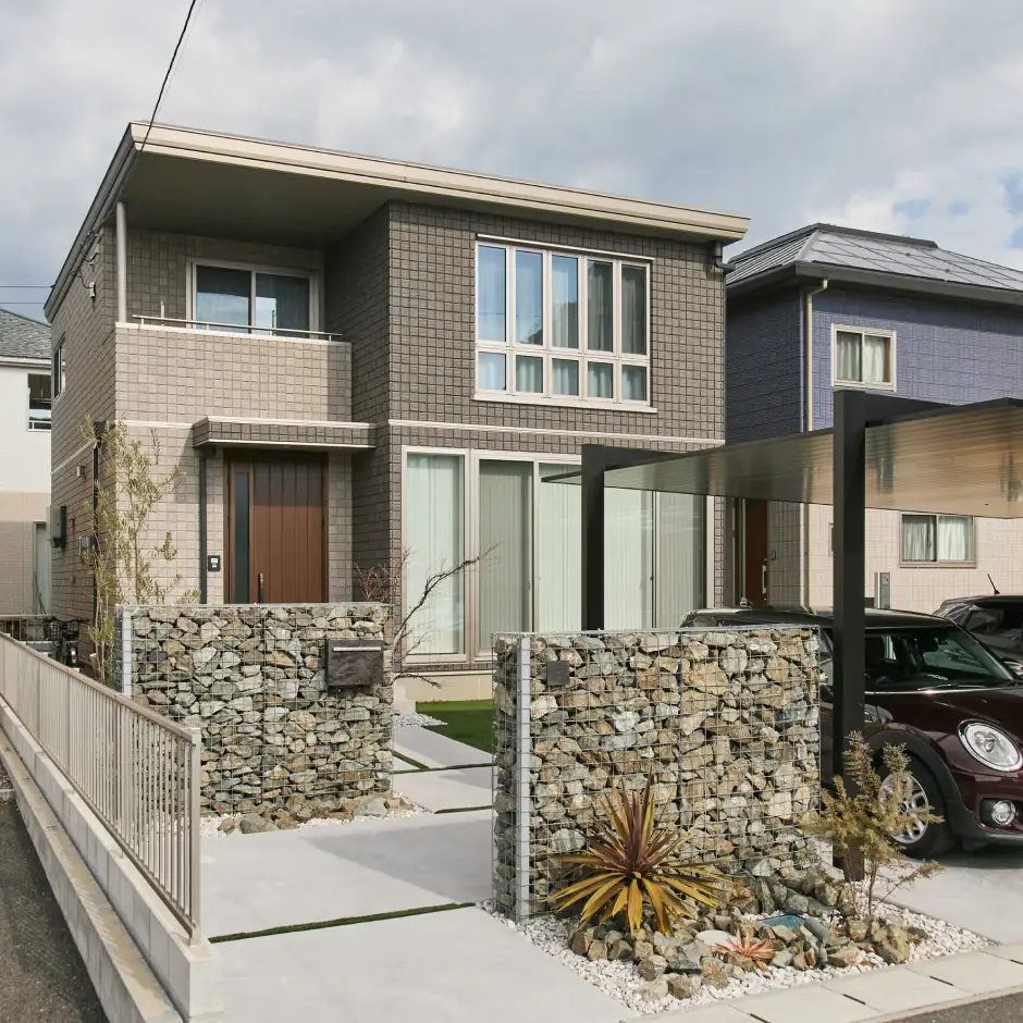 石積みの外壁とモダンなデザインが調和したスタイリッシュな外観