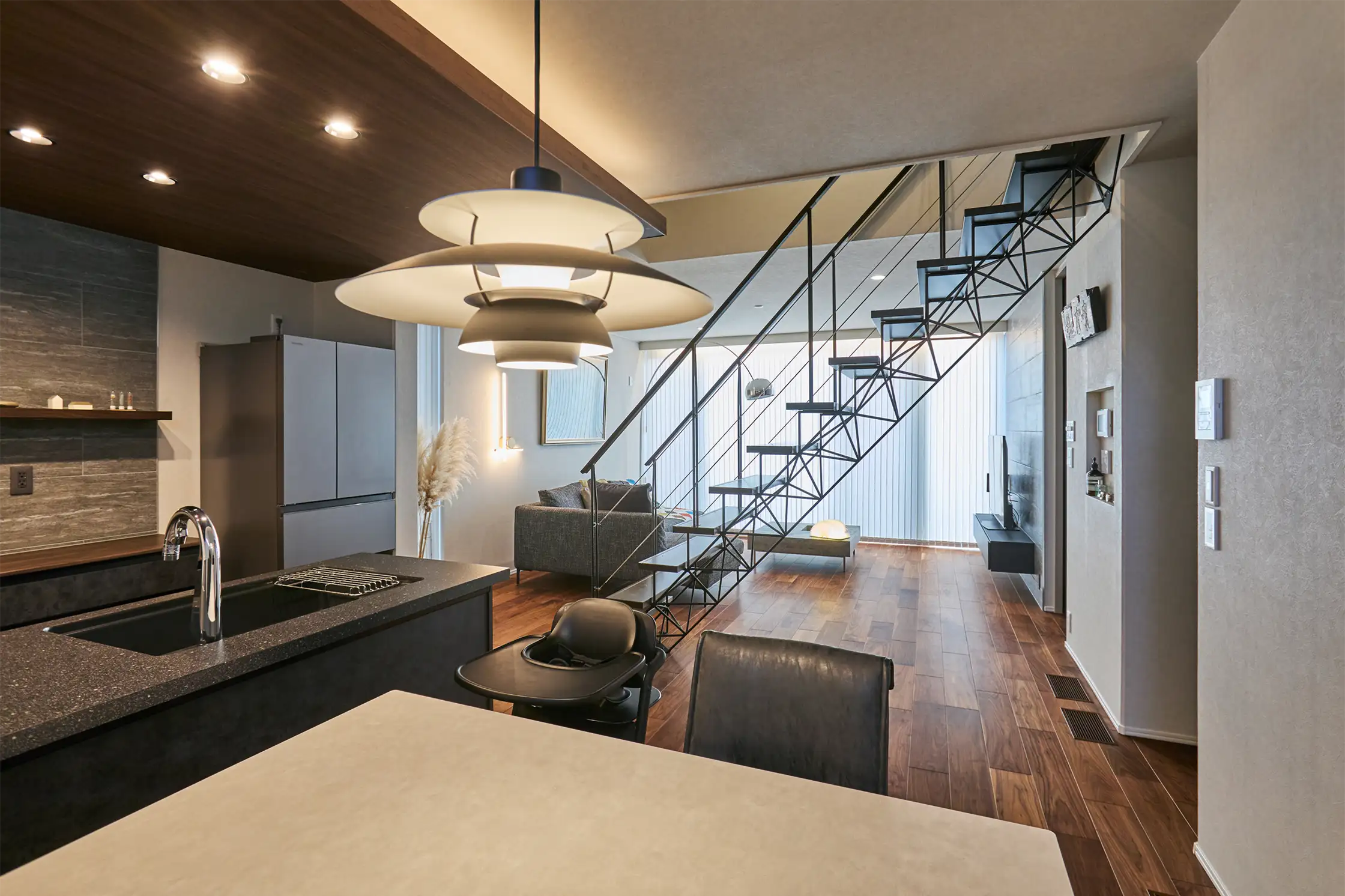 開放的な空間中央にある階段