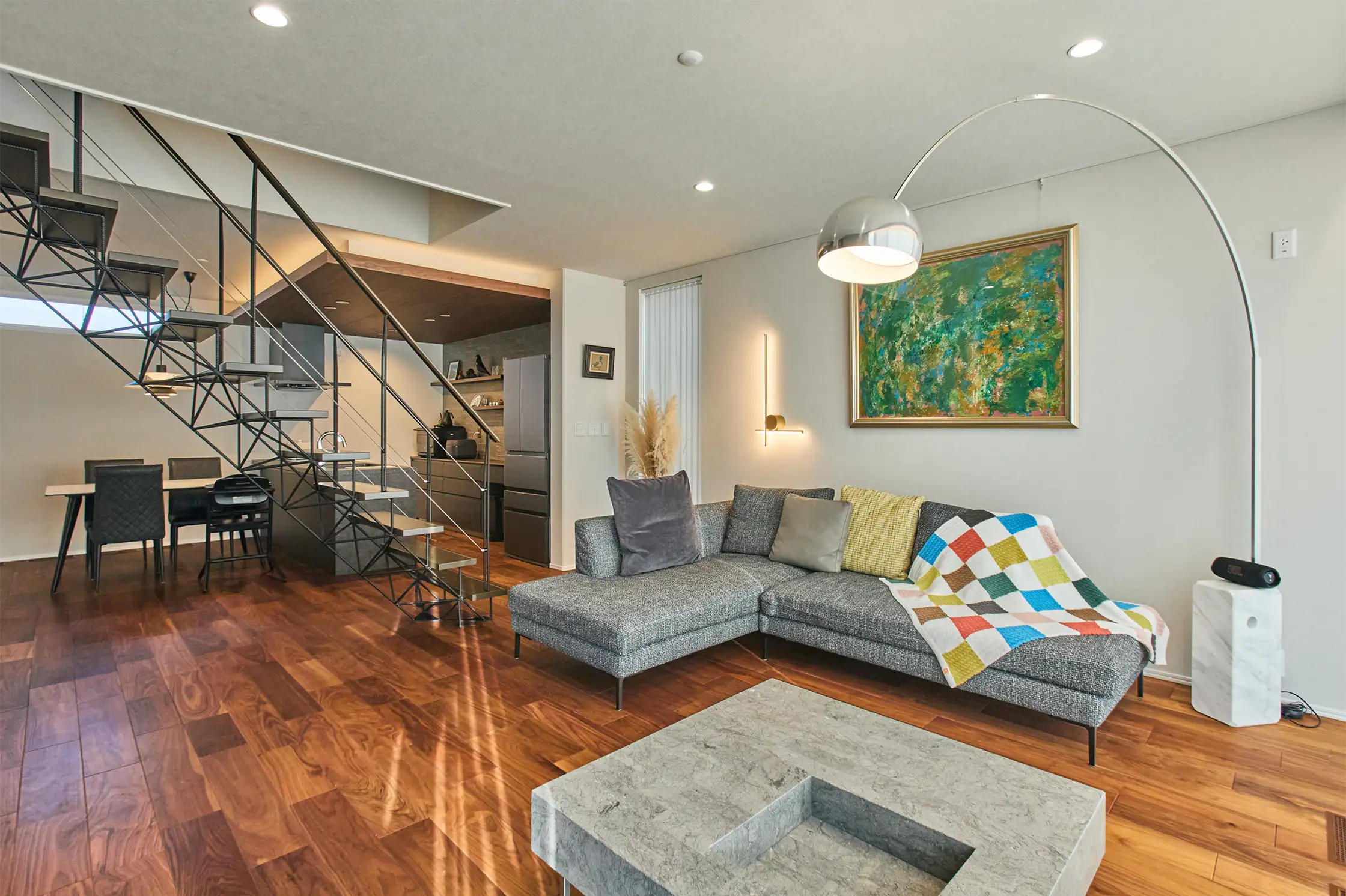 カラフルなアートと照明が映えるリビング