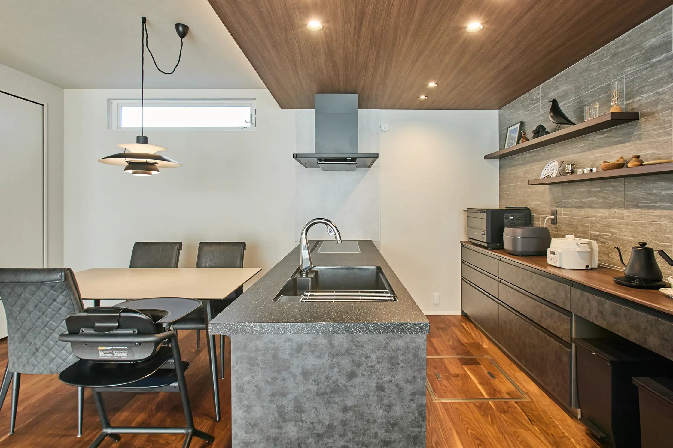 ナチュラルな木目と黒を基調にしたスタイリッシュなキッチン