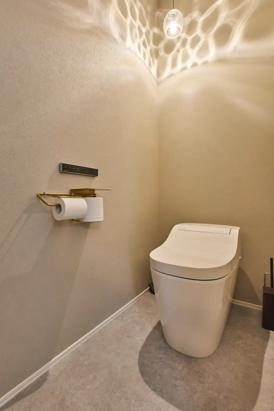 ペンダントライトが陰影を作り出すモダンなトイレ