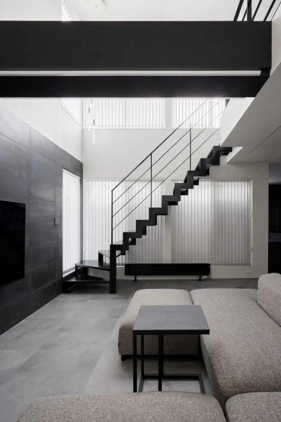 モノトーンを基調としたモダンなリビングダイニング