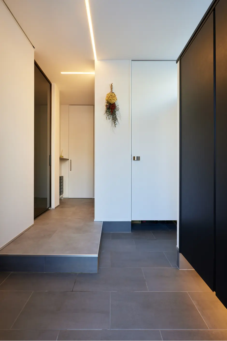 大容量のシューズクローゼットを備えたおしゃれな玄関