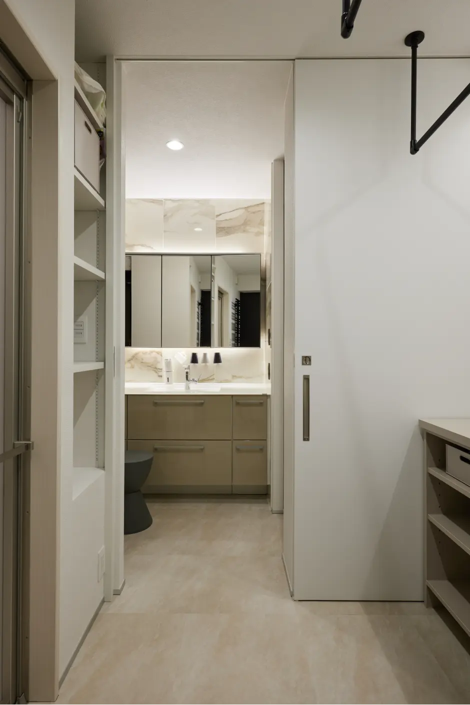 洗う干すしまうが一度にできるファミリークローゼットが隣接しているランドリースペース