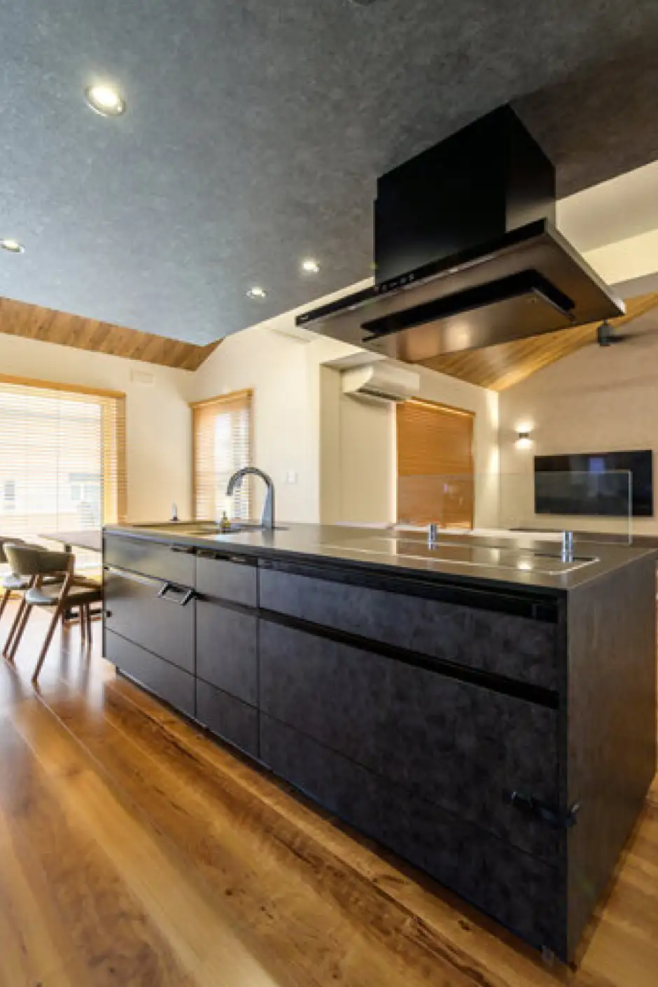 黒を基調としたスタイリッシュなアイランドキッチン