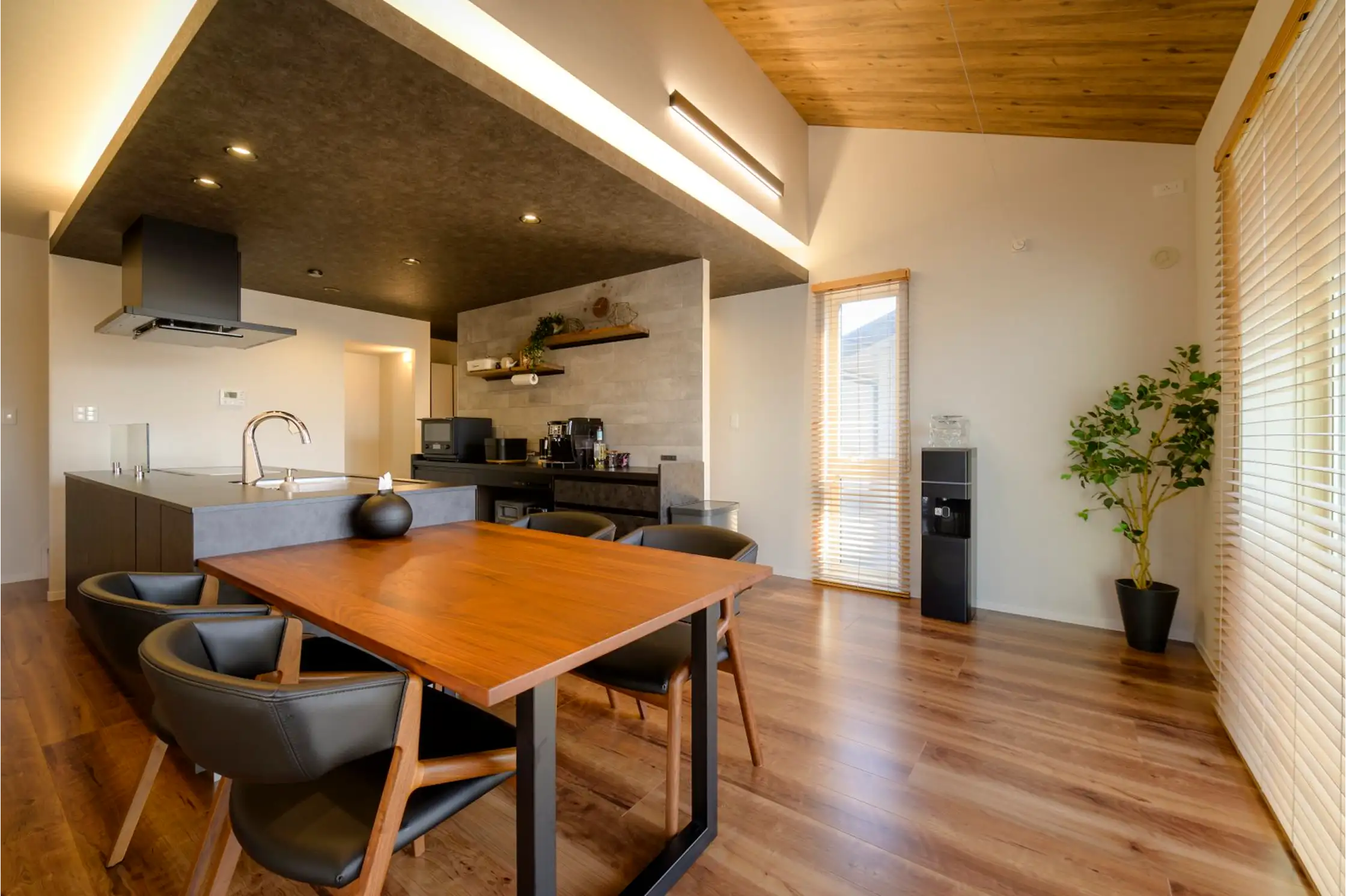 キッチンに隣接する光が差し込む明るいダイニング