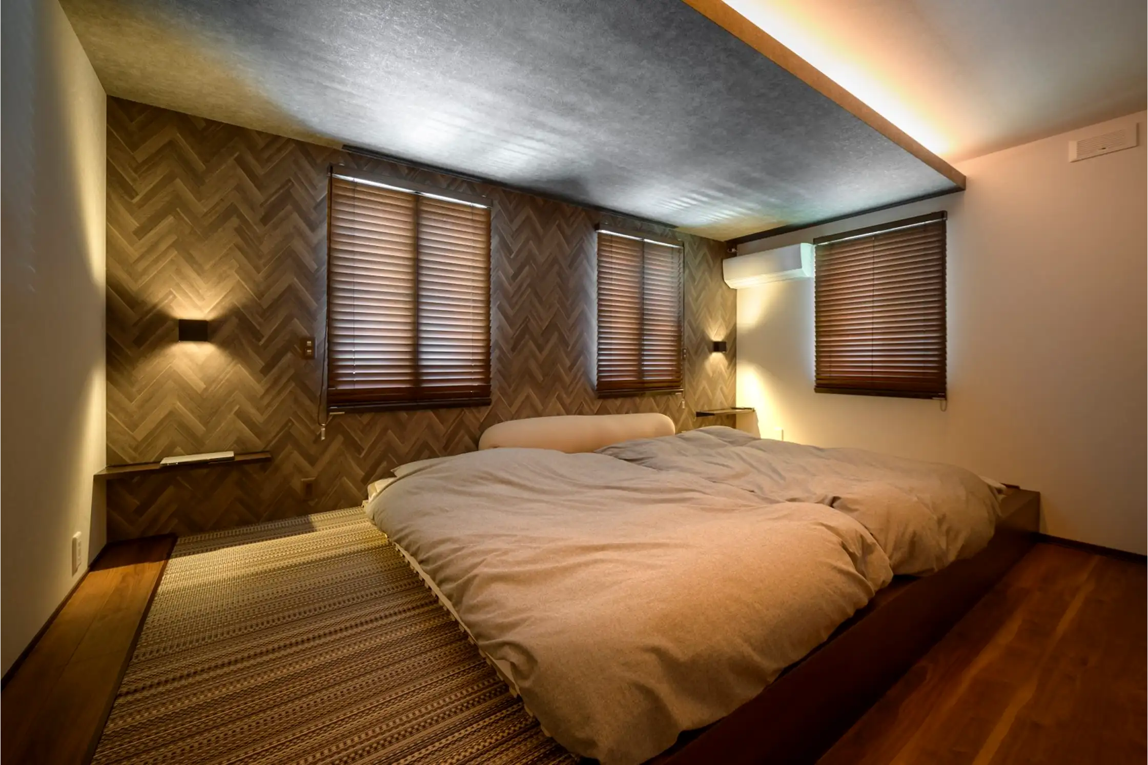 畳に布団が敷かれた落ち着いた雰囲気の寝室