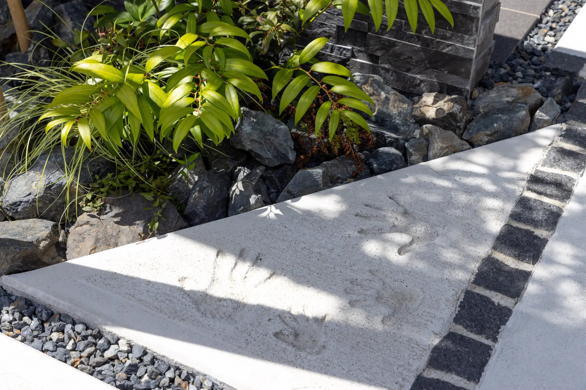 ご家族の手形があるコンクリートのアプローチ