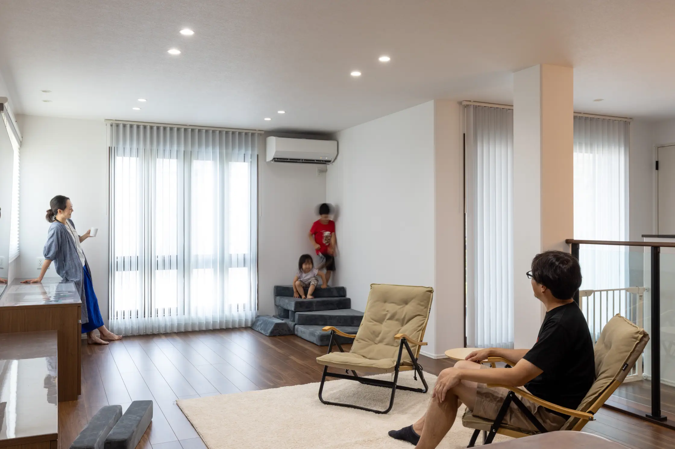 リビングで家族4人が団らんしている様子