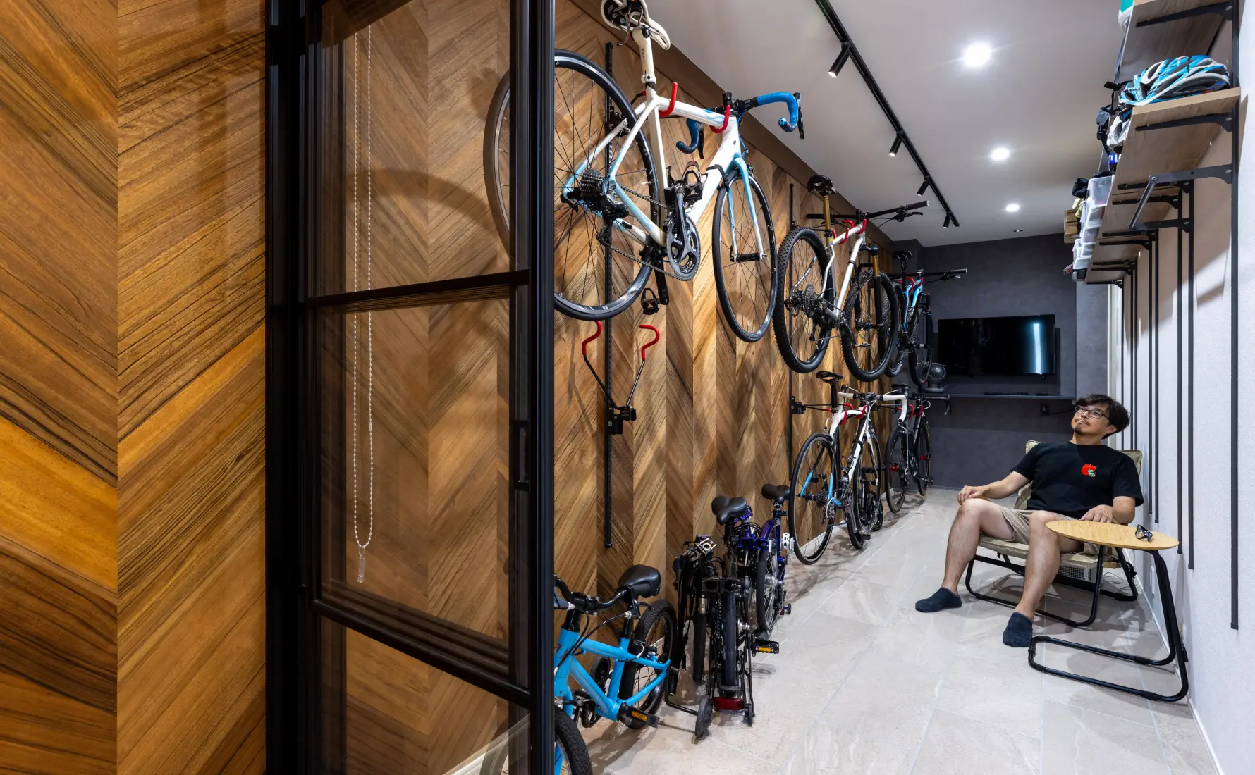 ヘリンボーンの壁にディスプレイされた家族の自転車