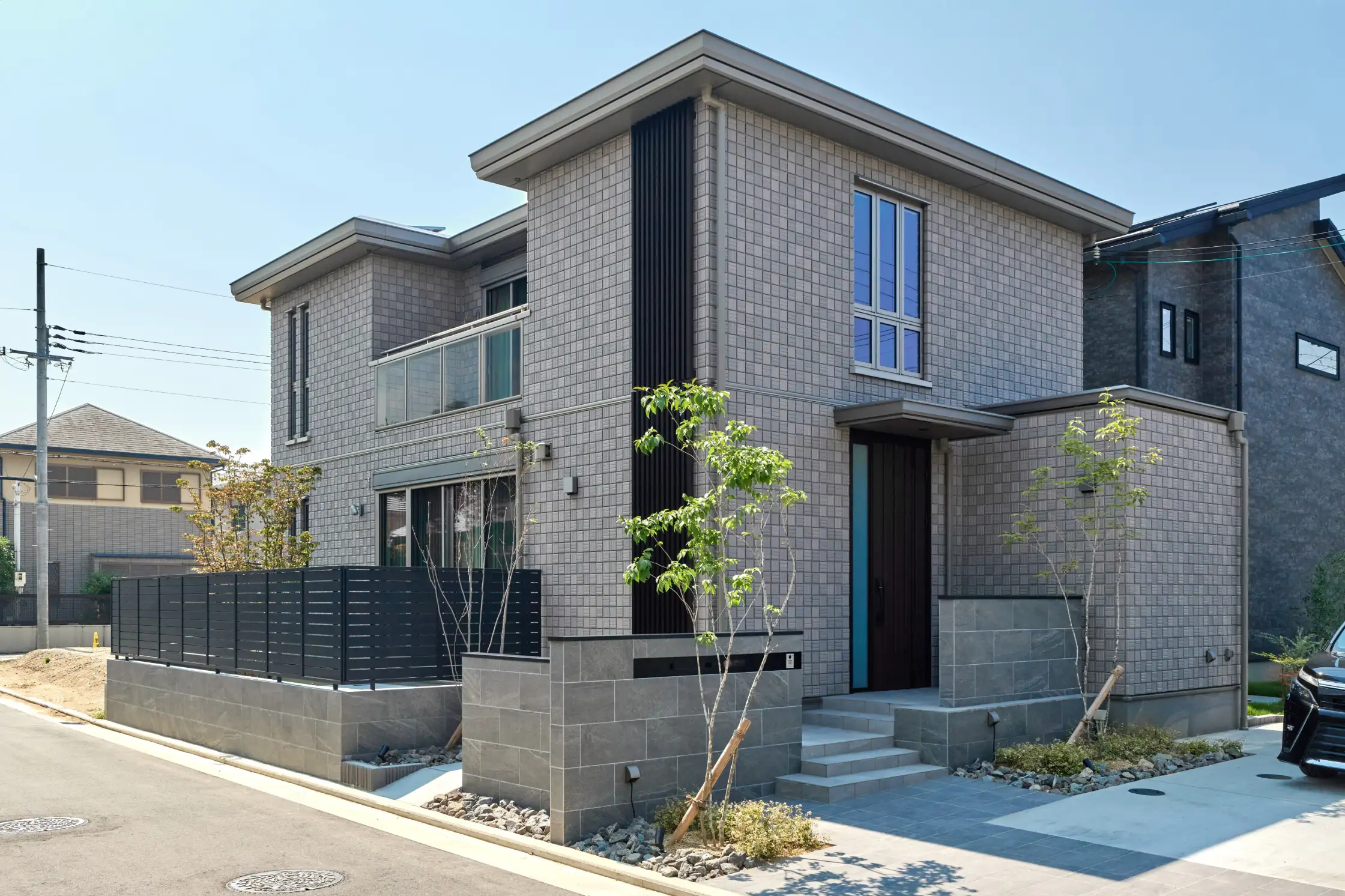 窓のデザインなどを工夫し、スタイリッシュな雰囲気にまとめた外観