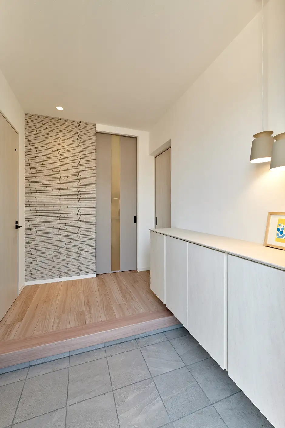 カウンター収納が備わったグレートーンの玄関