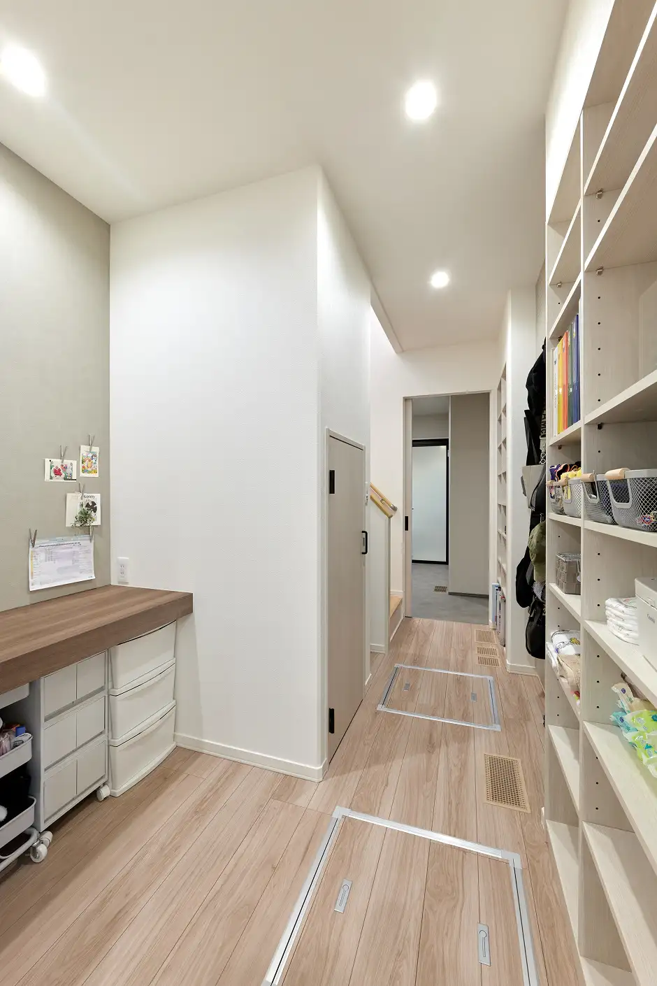 作業カウンタースペースつきの大容量ウォークスルー収納