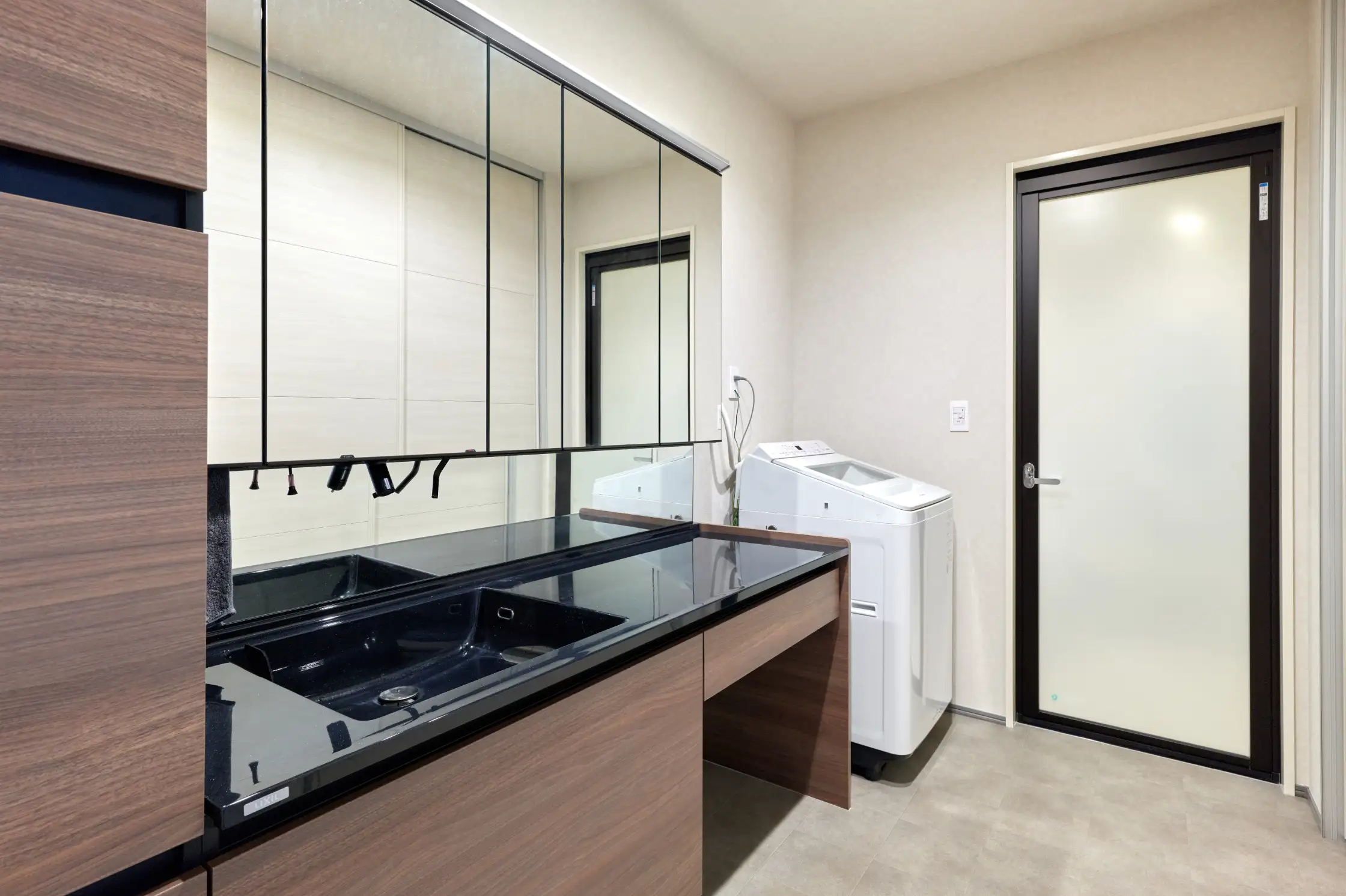 ブラックトーンでまとめられたスッキリとした洗面脱衣室