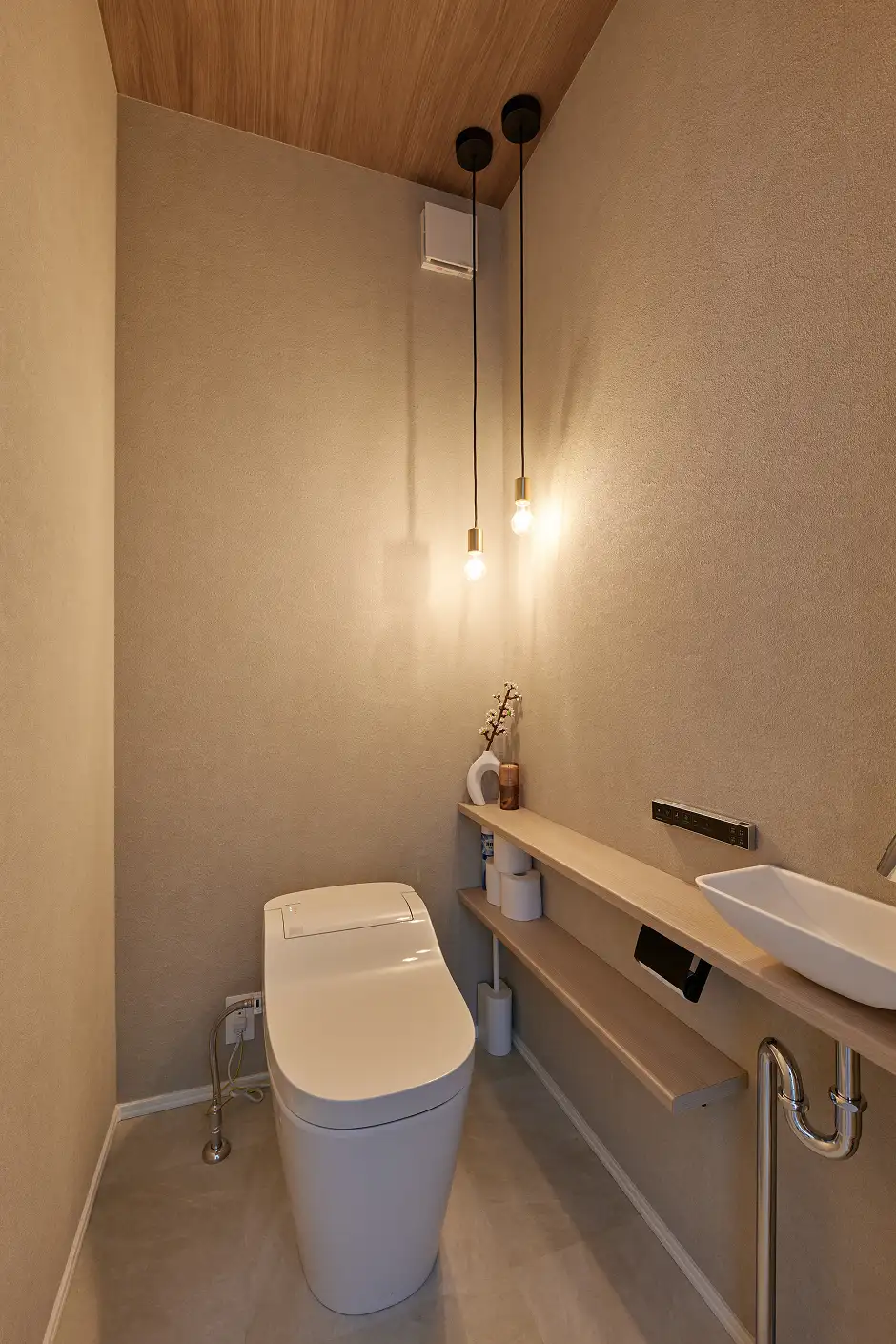 ペンダントライトが落ち着いた印象の洗面台付きトイレ