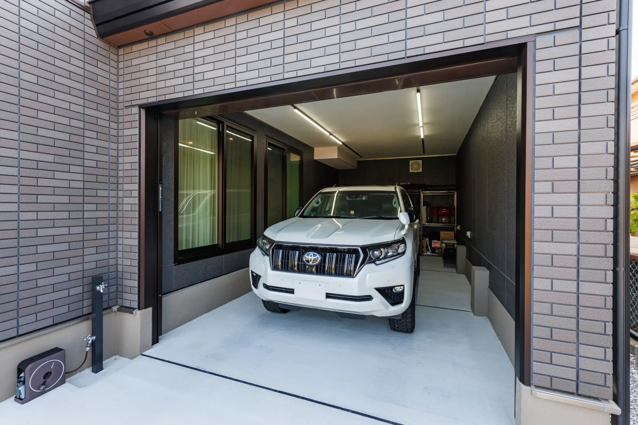 大型SUVでも余裕の広さがあるビルトインガレージ