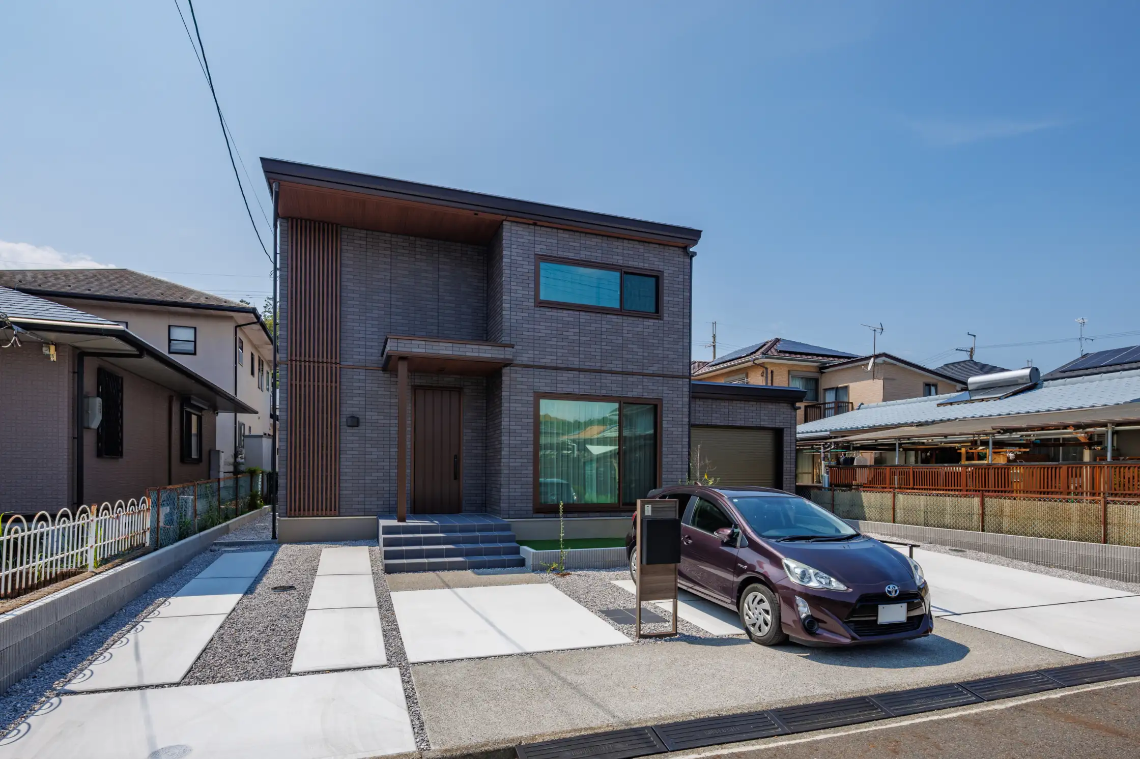 アクセントの縦格子が縦のラインを強調しデザイン性を高めた外観