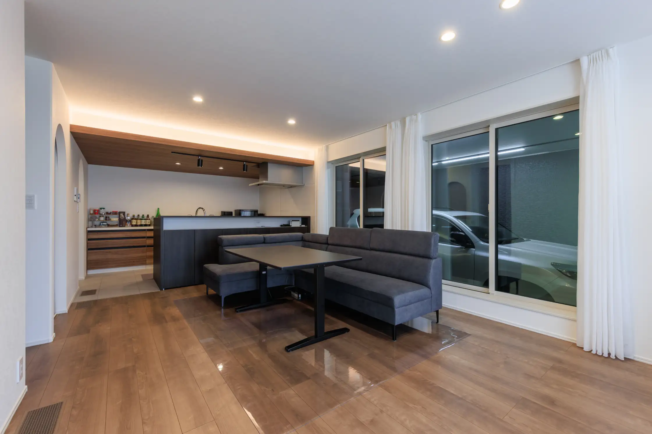 木調内装を取り入れたあたたかみのあるリビング