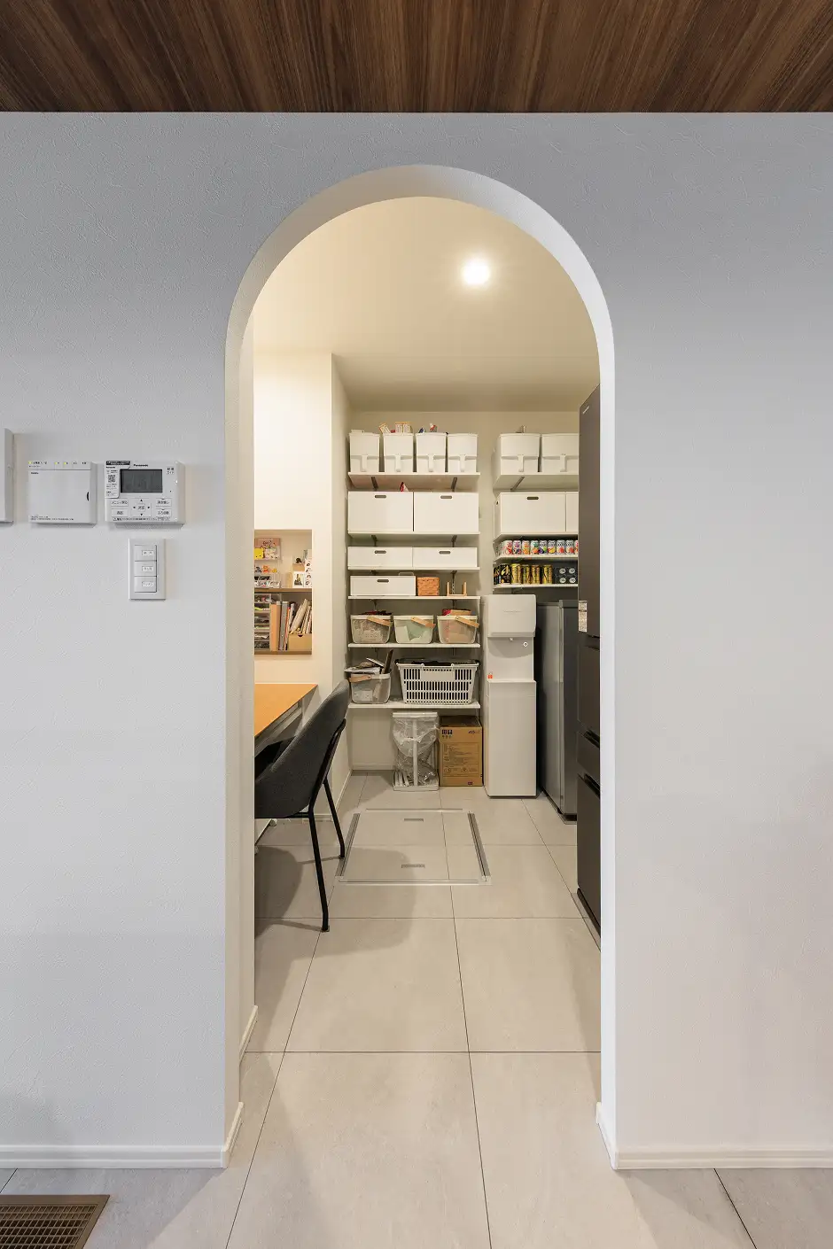 アーチ状の垂れ壁で温かみのあるパントリー