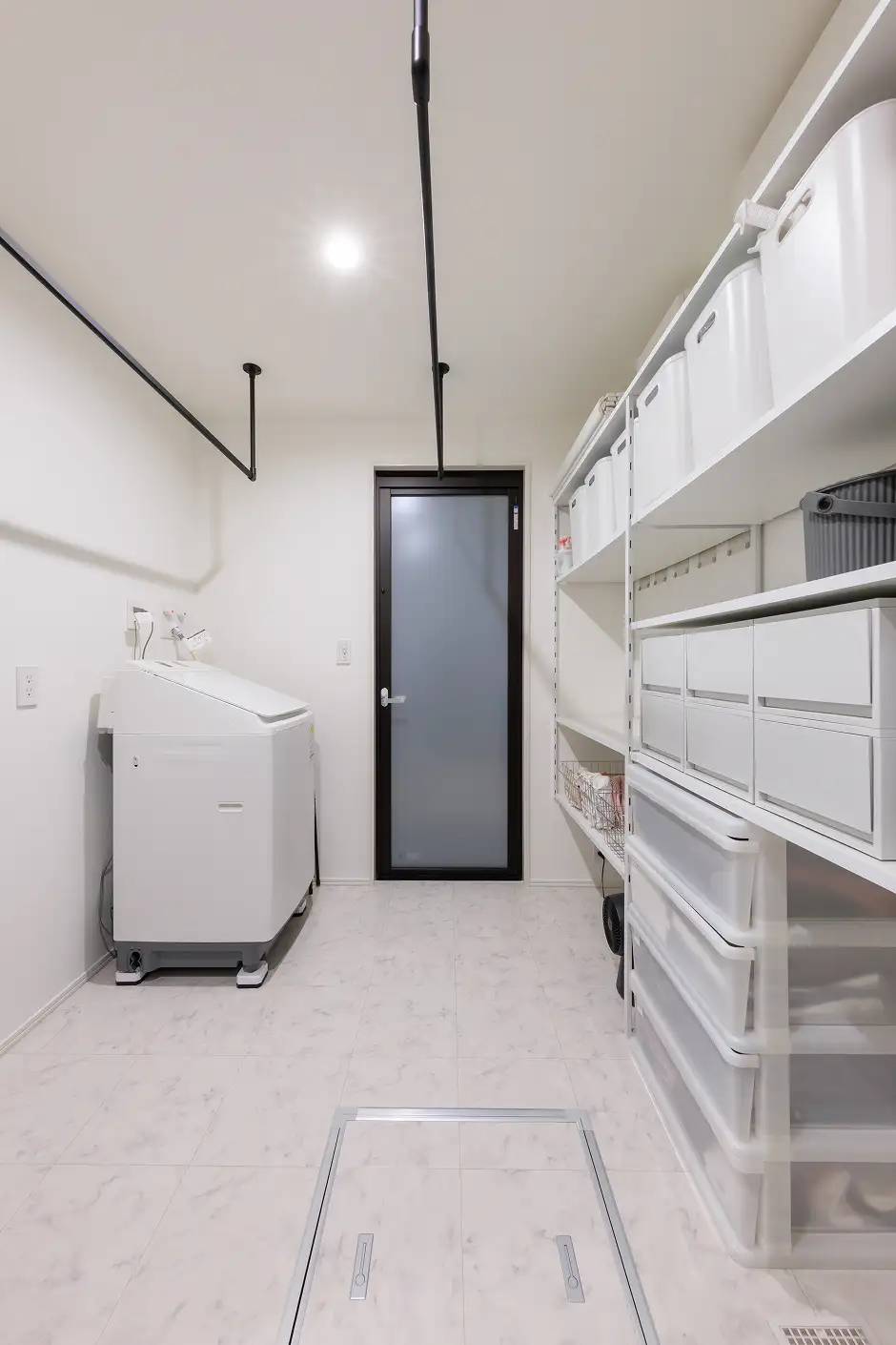 収納たっぷりで室内干しも可能な清潔感あふれる洗面脱衣室