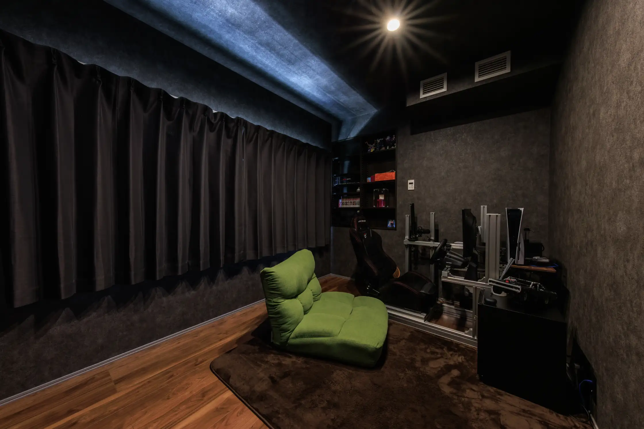 黒基調のインテリアでまとめた隠れ家のような大人の趣味部屋