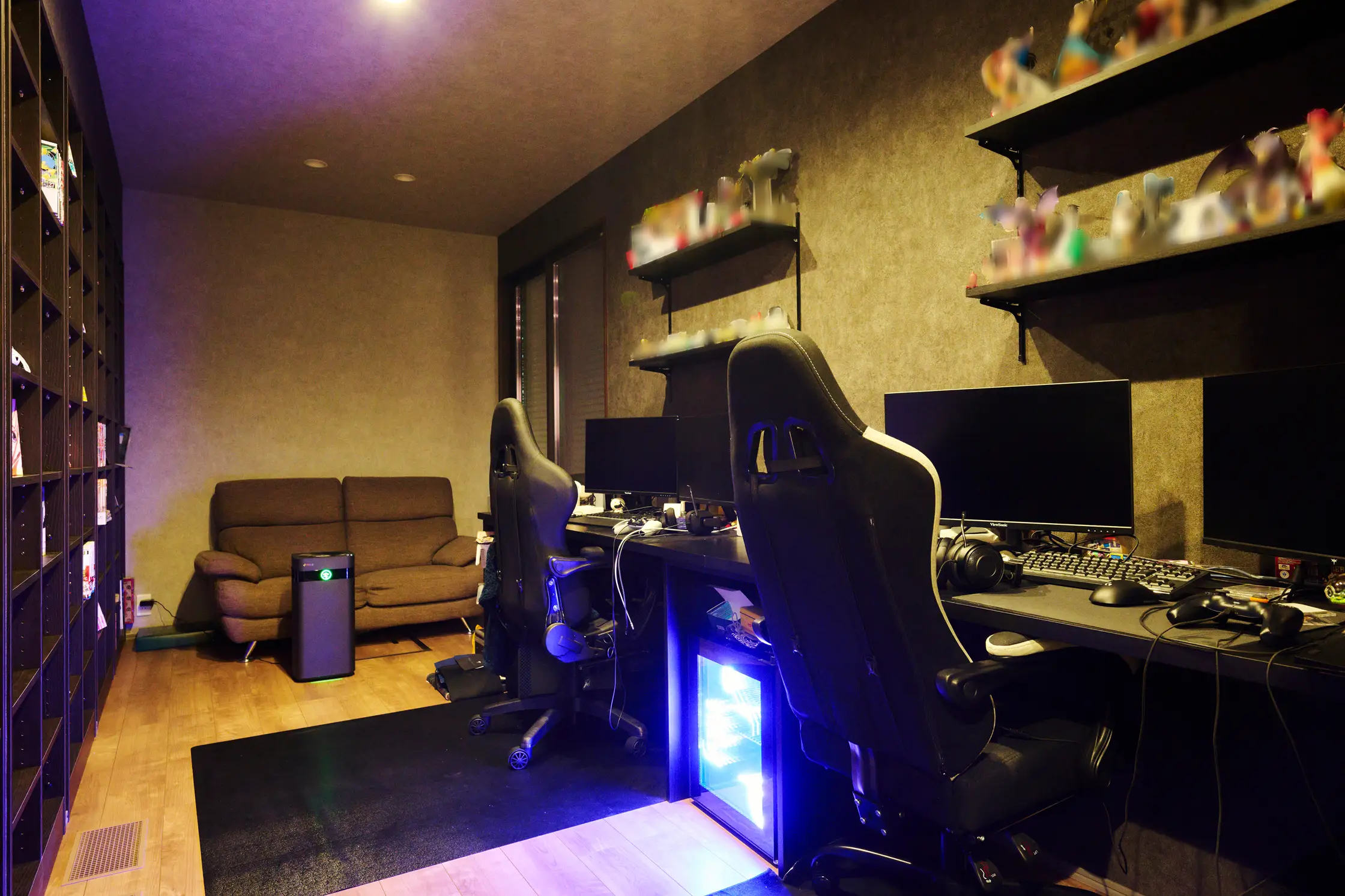 ブラックトーンでまとめた、こもり感のあるPCゲーム部屋
