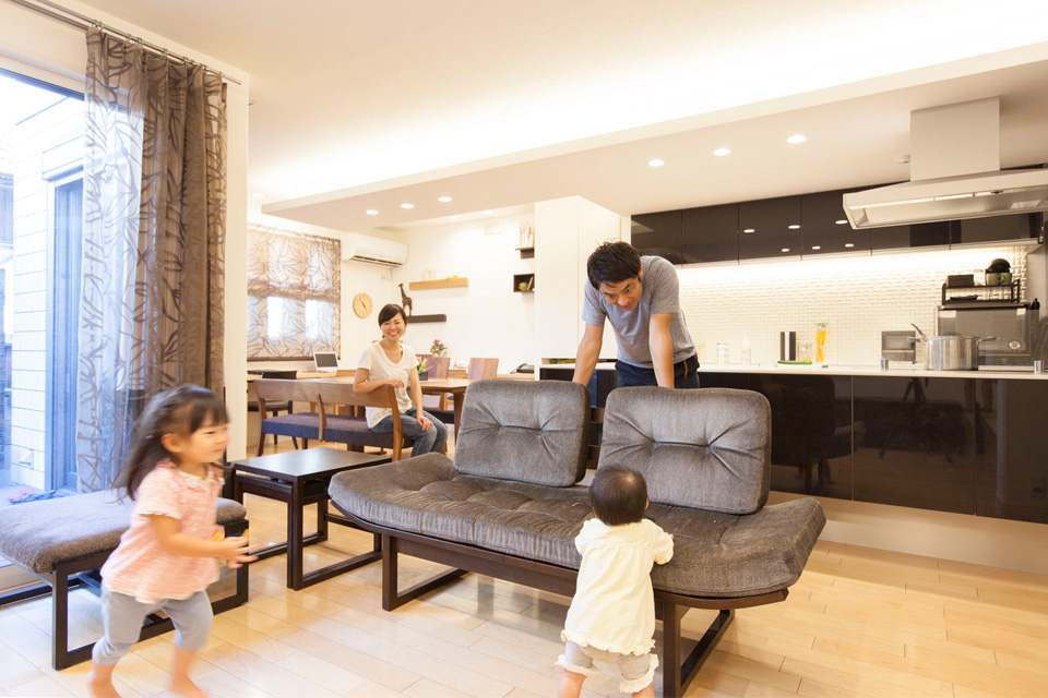 リビングで走り回る子どもたちと見守る両親