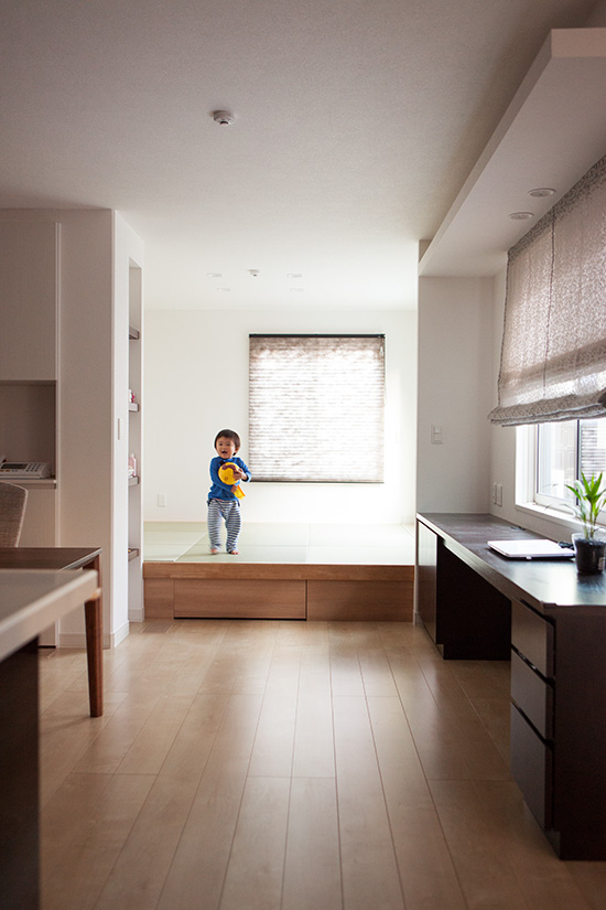 小上がりで遊ぶ子ども