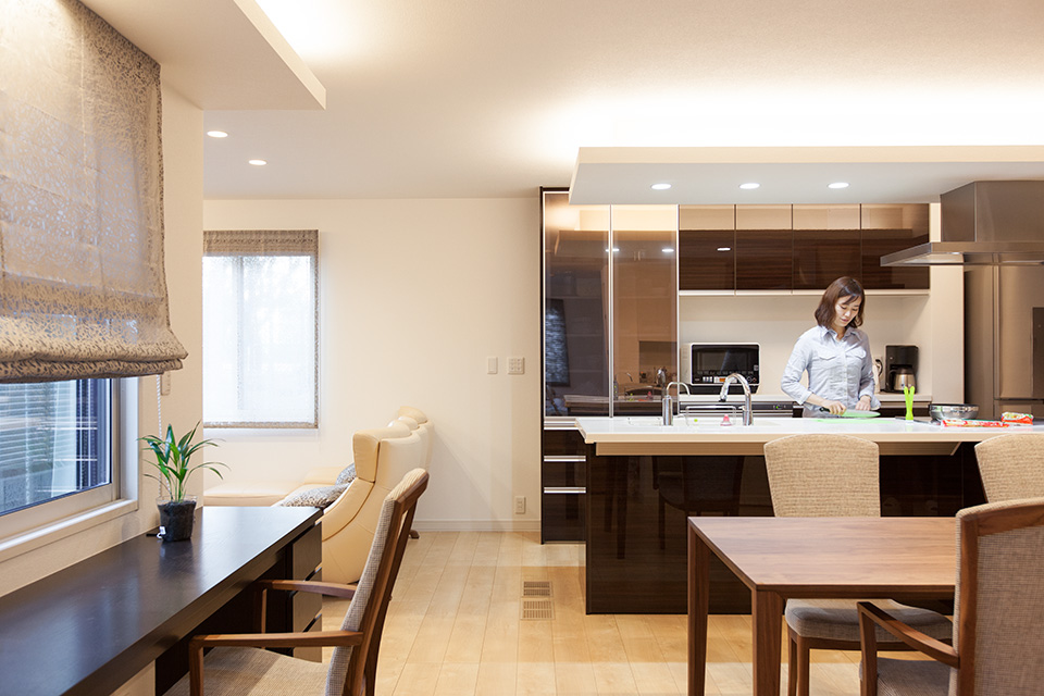 キッチンで料理する妻