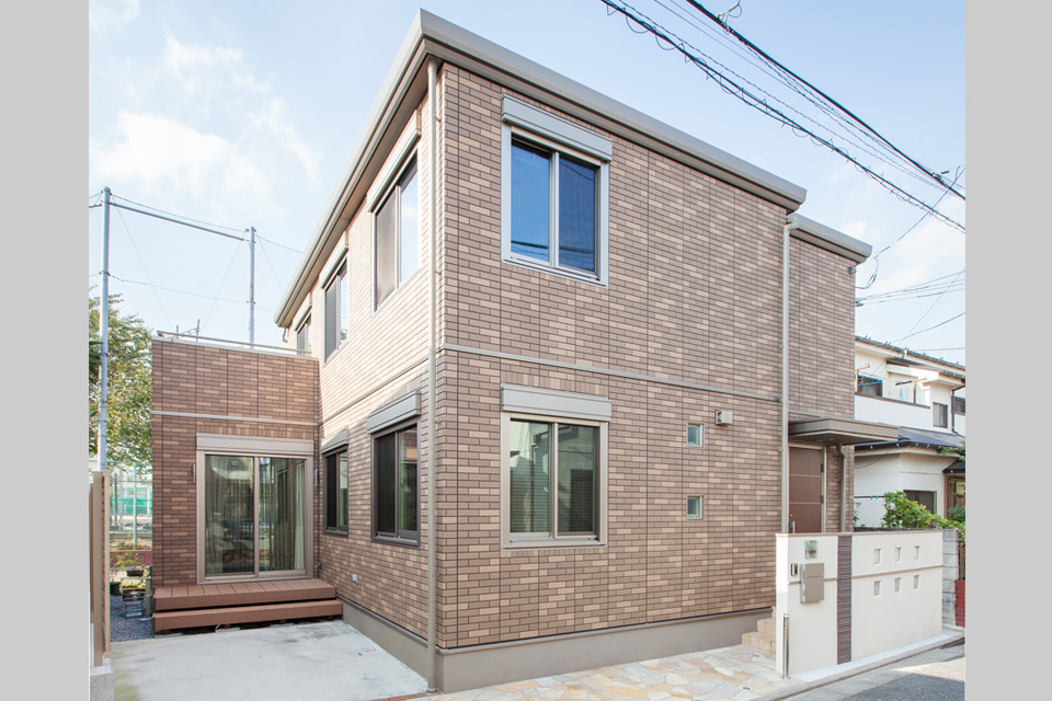 ブラウンのタイル貼りの家の外観