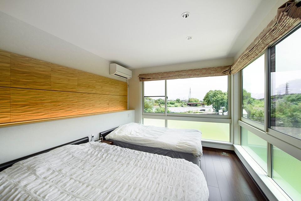 大きな窓から景色を堪能できる寝室