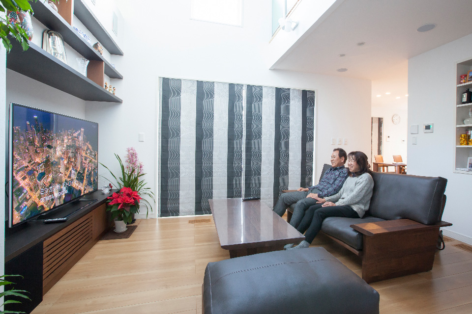 リビングで映画鑑賞する夫婦