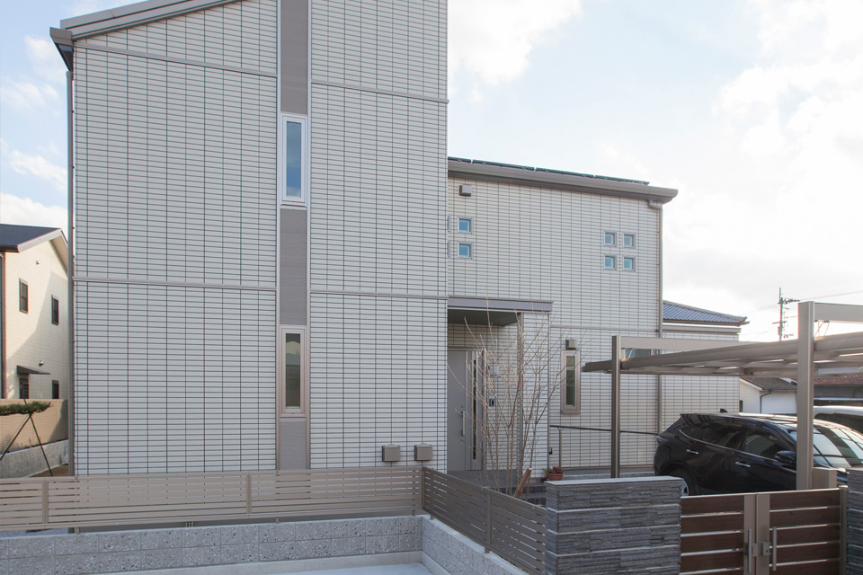 白いタイルの家の外観