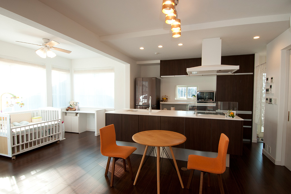 アイランドキッチンと窓に囲まれた明るいスペース