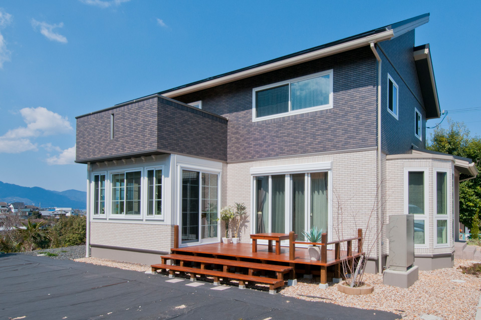 パノラマ・コートとボウウインドウのある家の外観