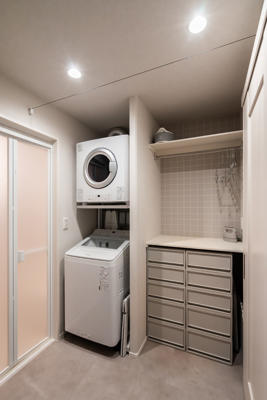 洗濯機、乾燥機、収納スペースのある脱衣室
