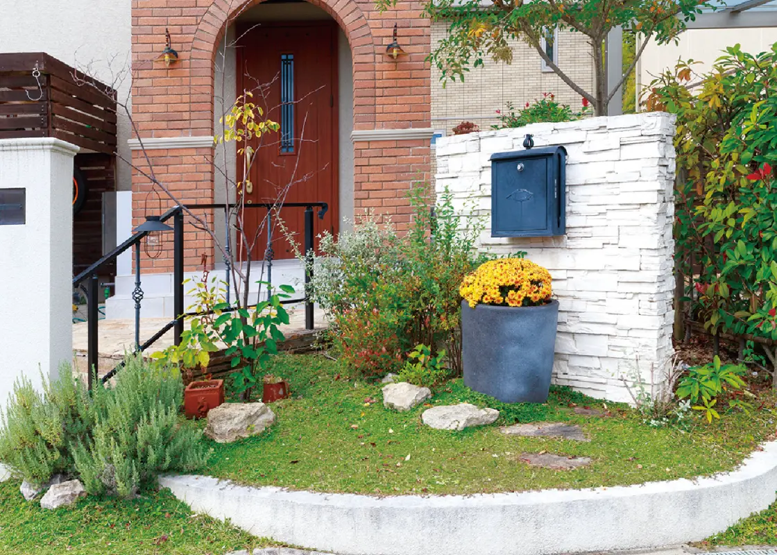 ガーデニングが施された門柱