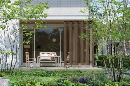 1階テラスに取り付けられたバーティカルラティス（化粧格子）