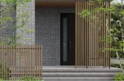 玄関に取り付けられたバーティカルラティス（化粧格子）