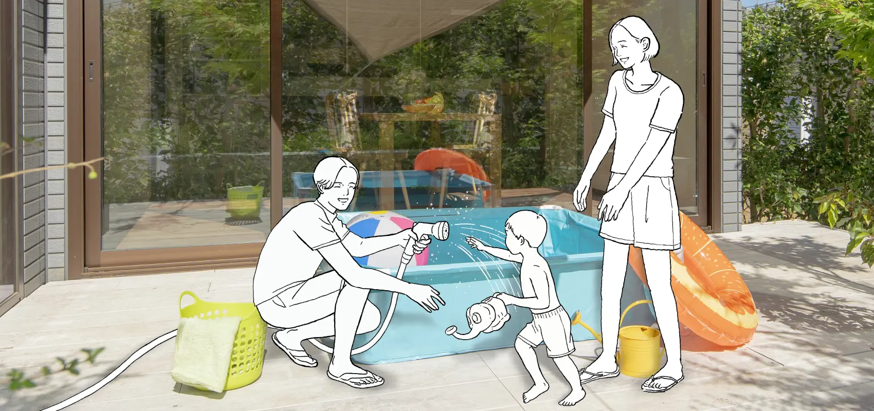 テラスにプールを出して遊んでいる親子の様子
