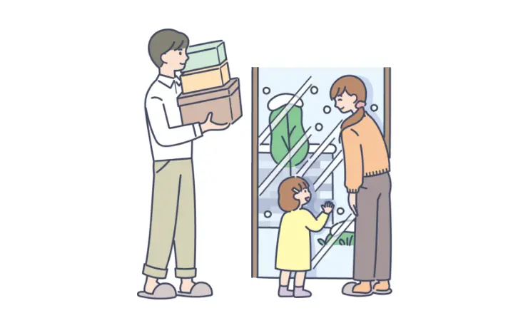 片付けをする男性と住まいの窓際で暖かそうに過ごす親子