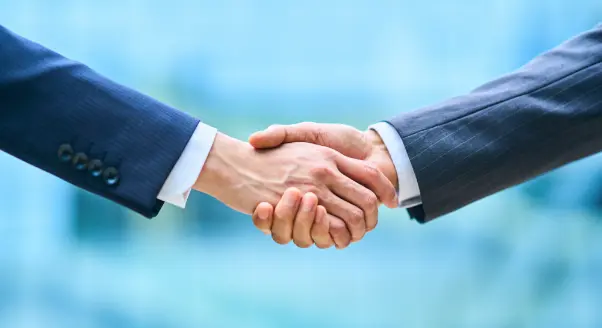 握手をするビジネスマンのイメージ画像