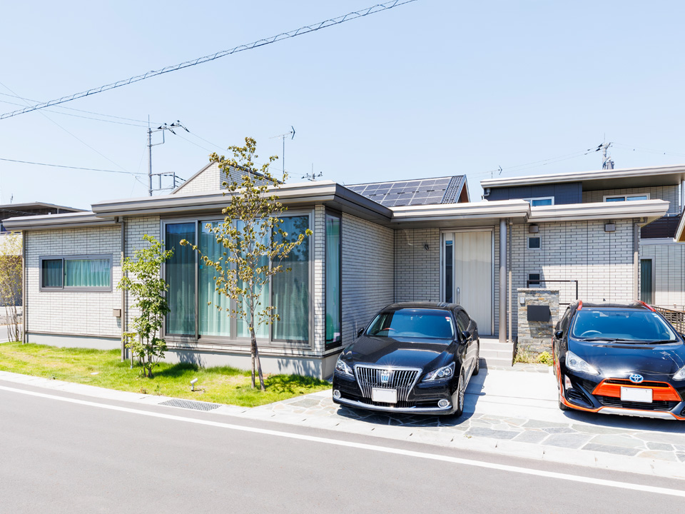 平屋住宅と駐車スペース