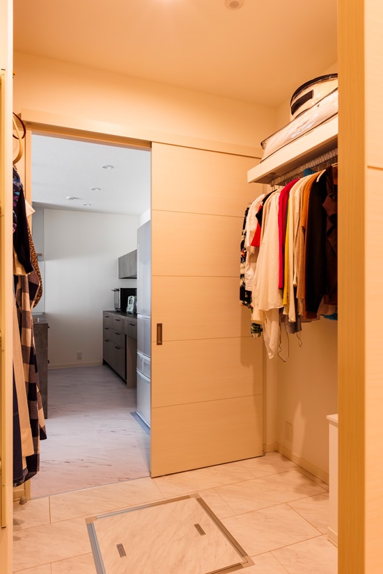 クローゼットから直接キッチンへ抜けられる回遊動線