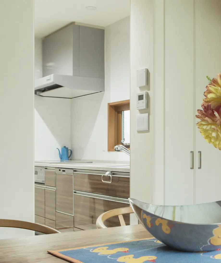 壁に囲まれた独立型キッチン