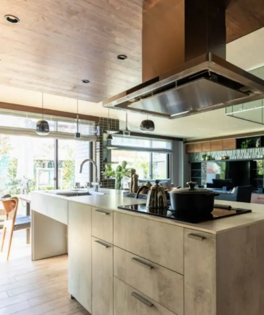 窓から光が差し込む開放的なオープン型キッチン