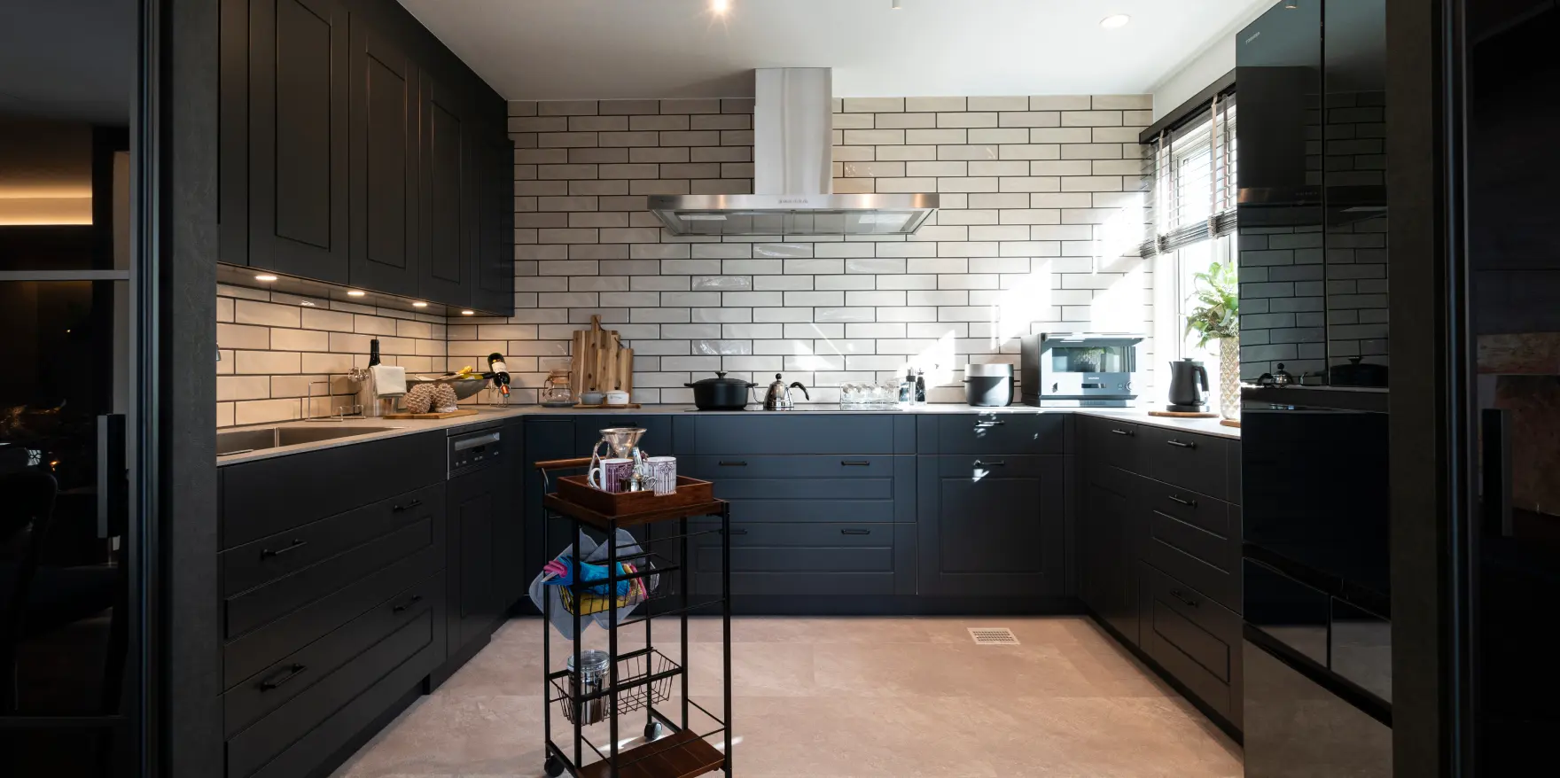 黒を基調とした高級感のあるコの字型キッチン