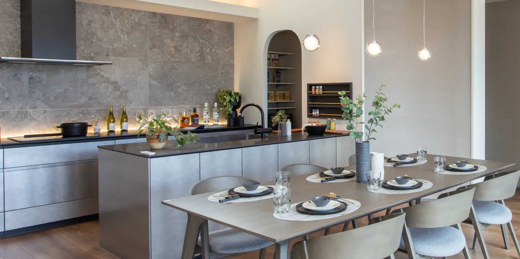 ホテルライクなペニンシュラ型キッチン